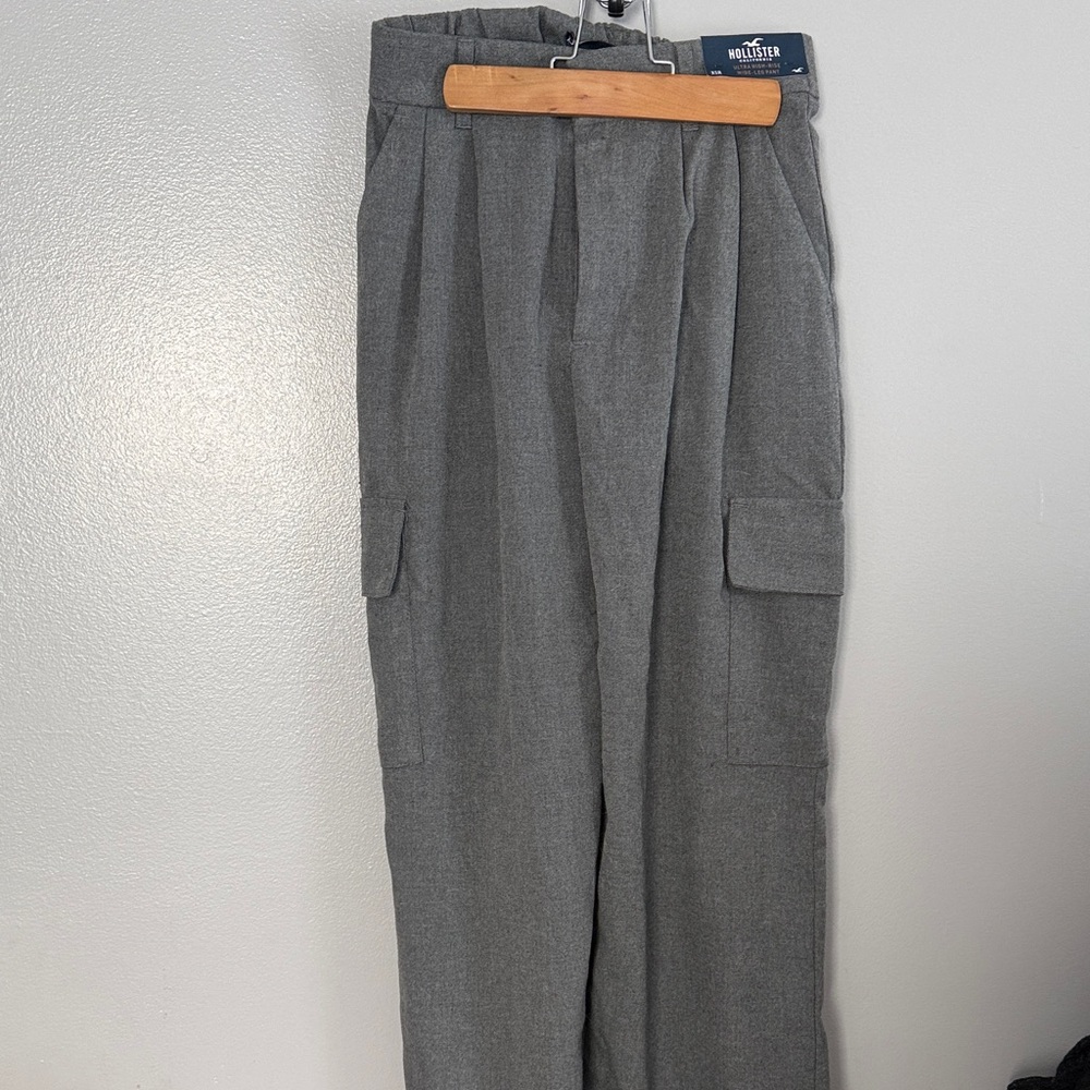 Hollister Womem’s Gray Cargo Pants